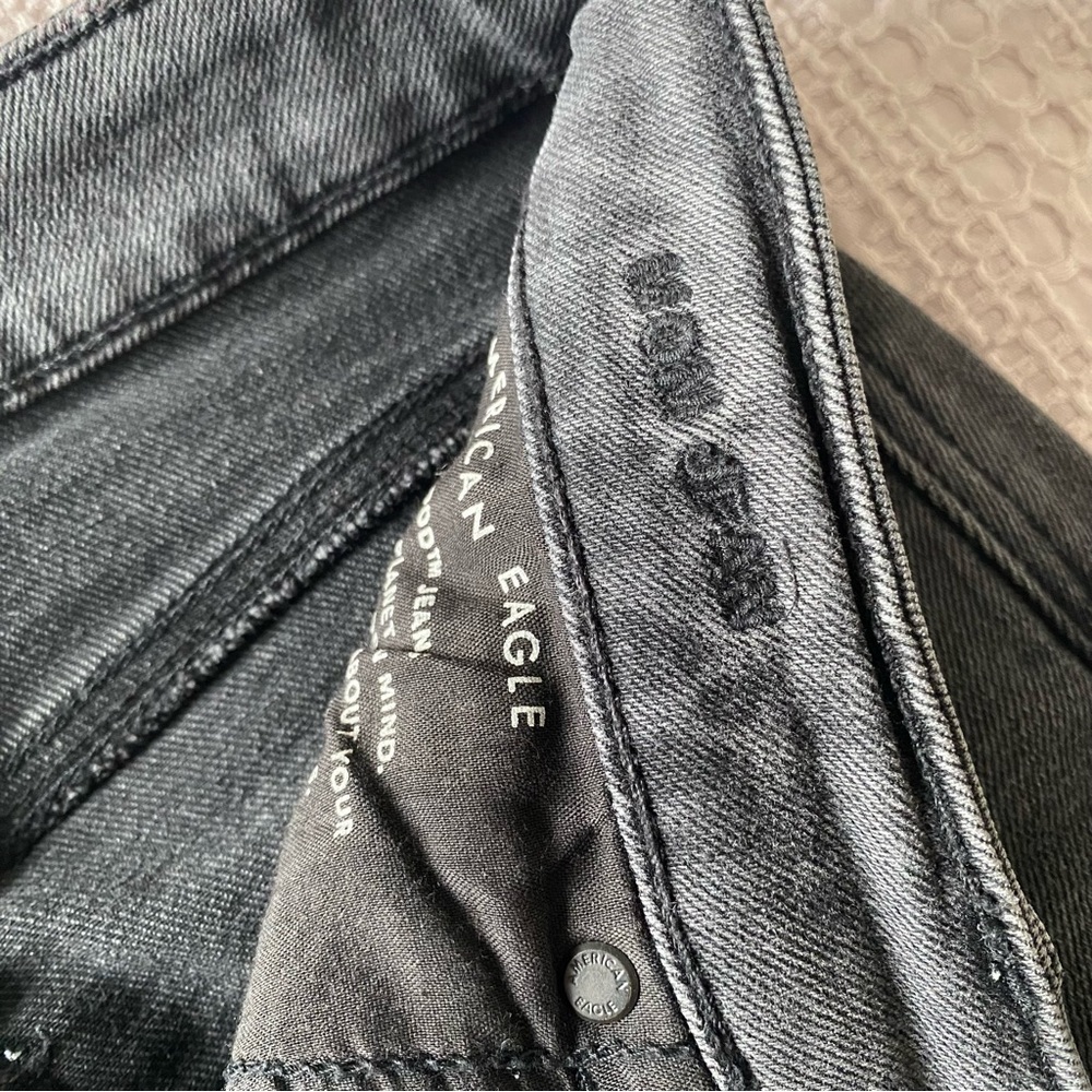American Eagle High Waisted Mom Jean Black Washed Grey Sz 2 Short Stretch - Picture 7 of 11